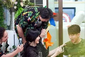 《婚前21天》林丽吟蒙眼给吴尊涂口红图片