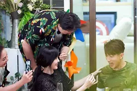 《婚前21天》林丽吟蒙眼给吴尊涂口红图片