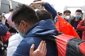 92秒 | 临沂援助湖北英雄张宁归来，对妻子道上数声“辛苦了”图片