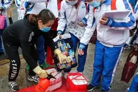 成都高三今日开学！没有试卷和习题，认真听老师讲“疫情”这堂课图片