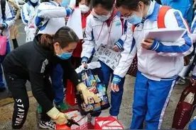 成都高三今日开学！没有试卷和习题，认真听老师讲“疫情”这堂课图片