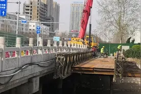 聊城：东昌路跨二干渠桥搭建临时通道图片