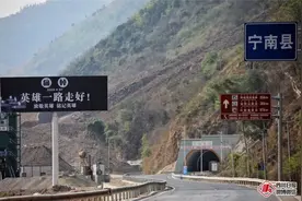 四川凉山宁南县的路边铺满白花，等待英雄回家……图片