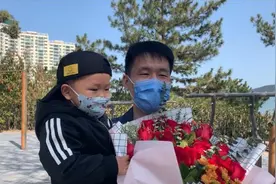 战“疫”英雄回家，老公带着孩子来迎接：“把她最想见的人带到她身边”图片