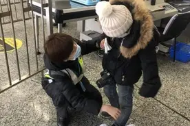 脖子挂着相机小男孩要独自回老家找爷爷，被地铁站长果断“拦下”图片