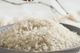 粮食短缺要囤米抢油？最新辟谣图片