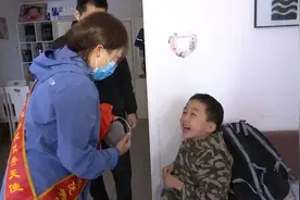 40秒｜“我妈来了！来了！”6岁儿子看到52天未见的妈妈雀跃大喊图片