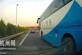 大客车高速上别车，小车气不过举报讨说法！高速交警：你们都有错图片
