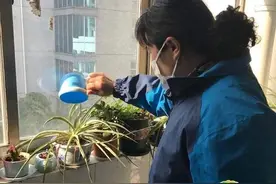 洗衣晒被寄快递！高校宿管阿姨为大学生“隔空”提供暖心服务图片