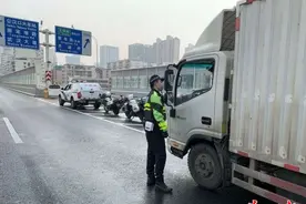 武汉市内主要干道车流量日渐恢复，交警：电动车、大客、货车禁上快速路及桥隧图片