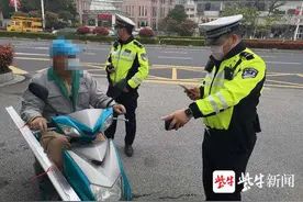 这种行为太危险：电动自行车搭载超长钢材被处罚图片