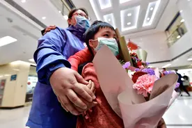 6岁儿子和哥哥抢“抱抱”：妈妈你还能抱得动我嘛？图片