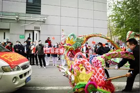 敲锣打鼓，济南三院迎援鄂英雄回家图片