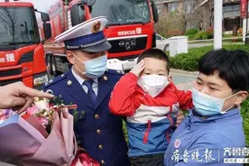 还记得那名在机场向护士妻子敬礼的消防员吗？今天他们一家团聚图片