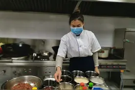 厨师罗远先：一定要让逆行英雄吃饱吃好图片