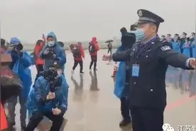 钻戒鲜花全部兑现！援湖北护士回江苏刚下飞机就被求婚，令人泪奔图片