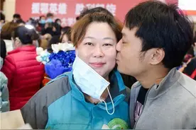 刚见面欲语泪先流，首批湖南援鄂队员解除隔离返家图片