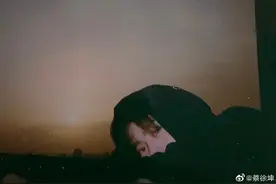 蔡徐坤晒照清晨看日出 穿休闲帽衫捂脸暖心道早安图片