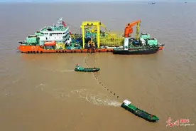 浙江舟山：鱼山绿色石化基地第三回路海底电缆开始敷设图片