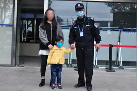 3岁女童出门找妈妈，迷路后径直到派出所扑向警察蜀黍图片