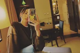 刘雯懒理绯闻晒率性自拍 皮卡丘手机壳暴露少女心图片