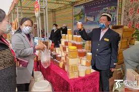 老吐尔逊的大梦想：把全村蜂蜜卖到大城市图片