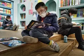 「钱眼2020」爱读书的男孩图片