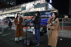 日本女孩改编武汉抗疫歌曲街头献唱：感觉两国经此一“疫”更亲密图片