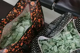 劳动仲裁获赔5262元 女子拿到钱一看：一元纸币装了两编织袋图片