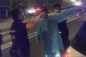 深圳男子凌晨公园睡下，醒来见一丝不挂以为被抢，报警后真相大白图片