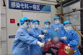 八路军老战士遗孀出院时致军礼：解放军永远是我们的亲人图片