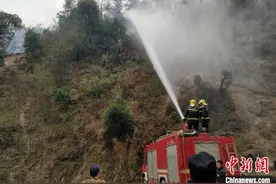 四川木里森林火灾：消防救援力量边供水边协助扑打火点图片