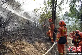 四川西昌森林火灾现场：灭明火后防复燃 强风成最大考验图片