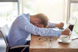 求职季你慌了吗？知名企业被曝裁员 过半职场人跳槽谨慎图片