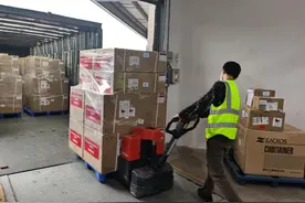 探访呼吸机生产线！订单排到6月，24小时开工，高管上阵拧螺丝，员工人数翻倍图片