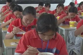 教师变身"外卖小哥" 营养餐送到教室门口图片
