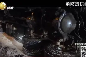 拉30吨碎玻璃的大挂车侧翻，一人被困，碎玻璃埋到胸口……图片