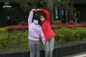 这次，妈妈专门带着女儿来“追星”图片