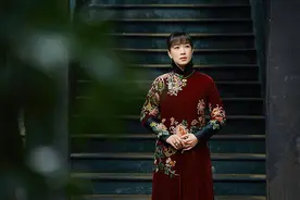 佘诗曼 受母亲熏陶认识京剧文化图片
