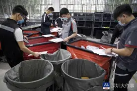深圳电商平台下单量成倍增长，快递员成疫情期城市运转“摆渡人”图片