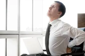 腰痛到底是弯腰好还是伸腰好？除了按摩锻炼，死躺着不动也是办法图片