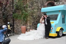 “甜蜜”小镇：每年见证3万对新人的幸福视频封面