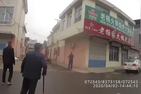济南一头疯牛失控冲到居民楼区！紧急时刻......图片