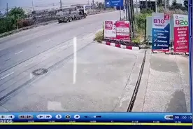 摩托车失控泰国女子滚进大巴车轮下 保险杠卡住救她一命视频封面