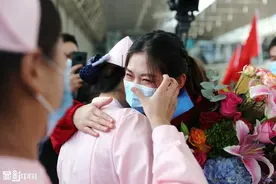 “战士”归来 终于，思念的人相聚图片