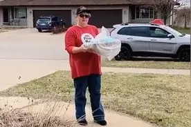 保持社交距离 男子点披萨外卖与女外卖员上演取货付款模范操作图片