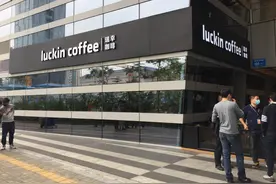 实探瑞幸门店：库存订单数百，接单系统瘫痪，缺料缺货，店员苦劝用户“退单”图片