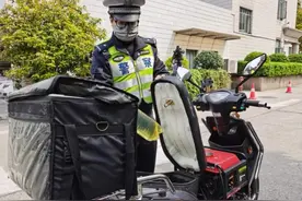 为了“超长续航”送餐，外卖小哥自制“油电混合”电瓶车，结果被抓了......图片