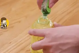 风油精倒进白醋里，解决了家家户户最大的困扰，后悔现在才知道图片