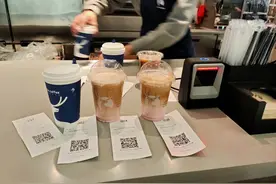 刷了十分钟下不了单！探访瑞幸沪上门店：订单火爆App崩溃图片